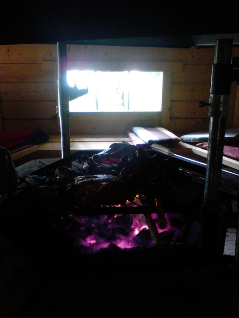 Liha tirisee grillissä. Nami nami, onneksi en ole kasvissyöjä (ainakaan vielä).