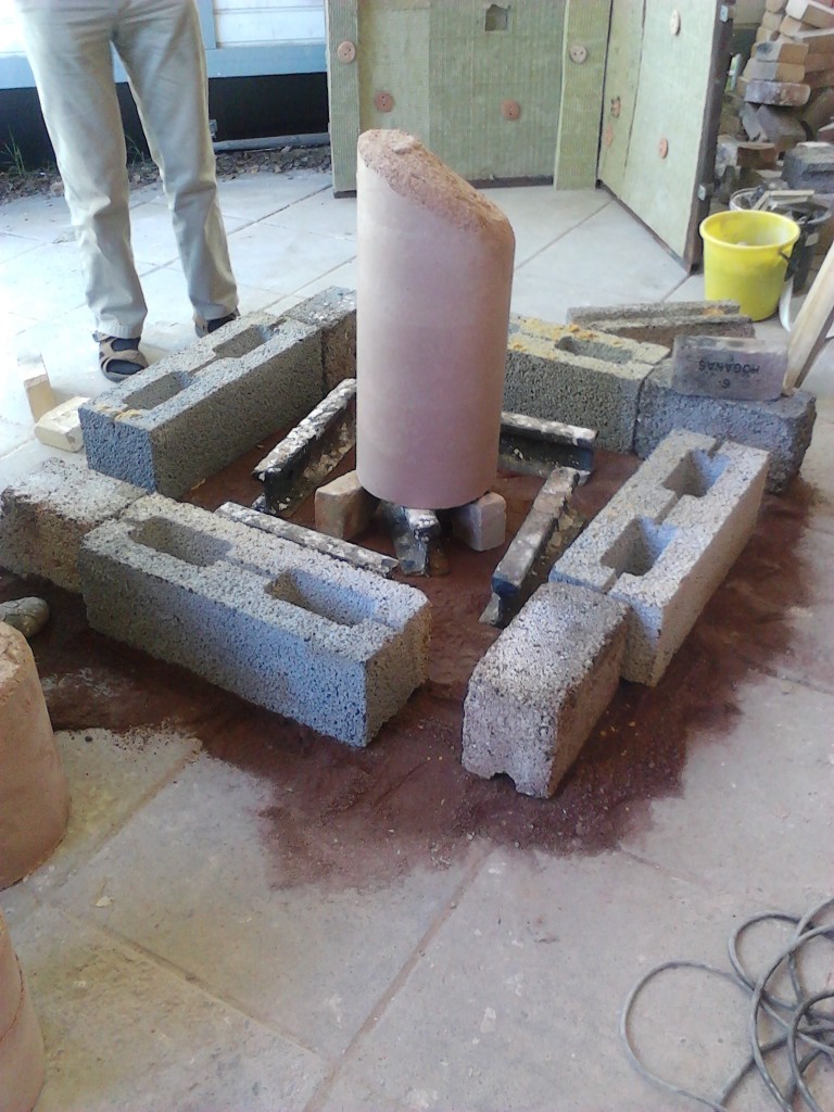 Ensin muotit sisään, sitten vasta seinät pystyyn. Eri periaate kuin taloissa, asukkaat menevät sisään vasta seinien pystyttämisen jälkeen. 