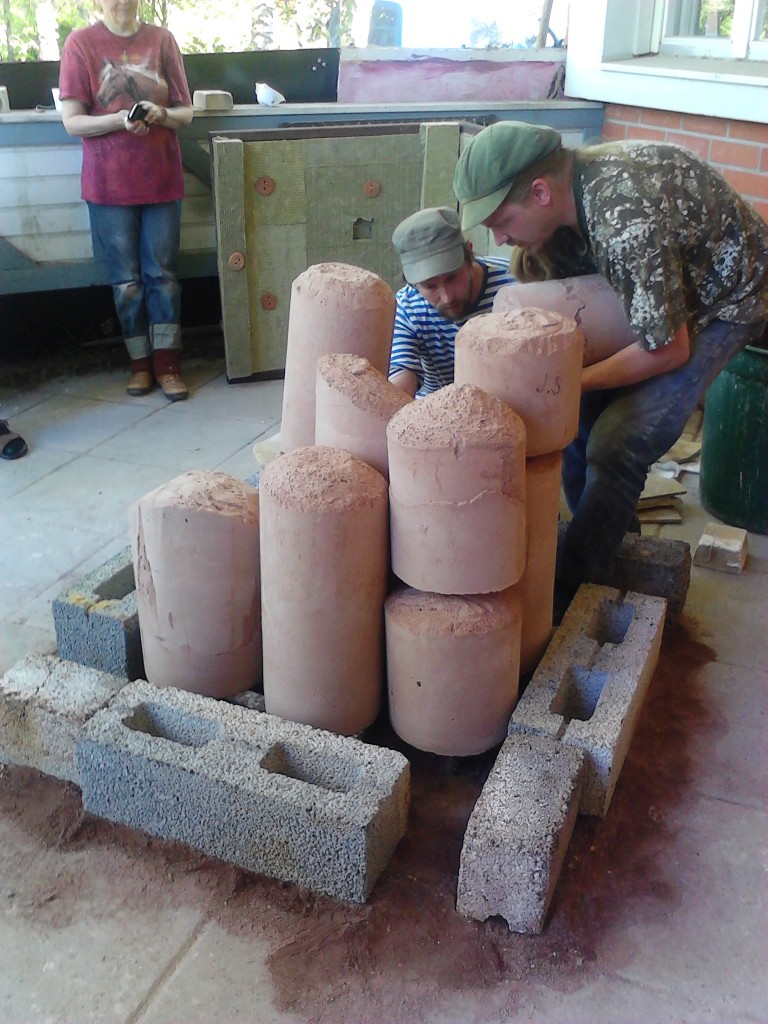 Laitetaan vaikka päällekäin jos ei muuten mahdu.