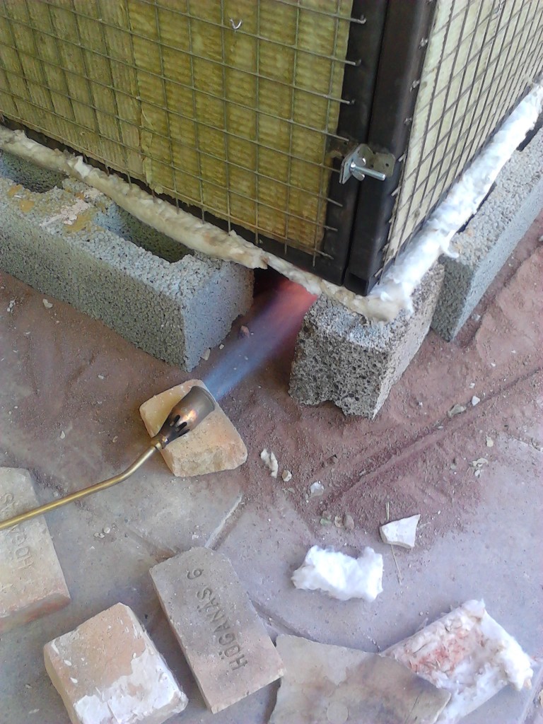 Ja ei muuta kuin tulet päälle, 2 kpl, poikittaisiin kulmiin (voikohan noin sanoa: poikittaisiin?).