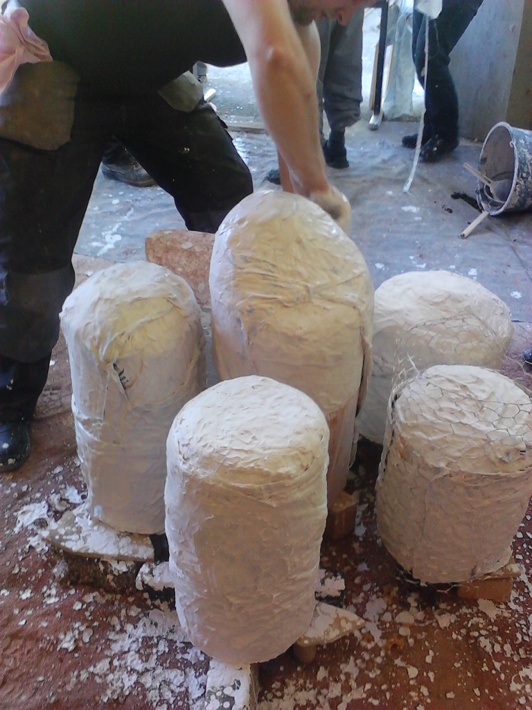 Rivakasti märät ripsirätit poltettujen, jäähtyneiden muottien ympärille.