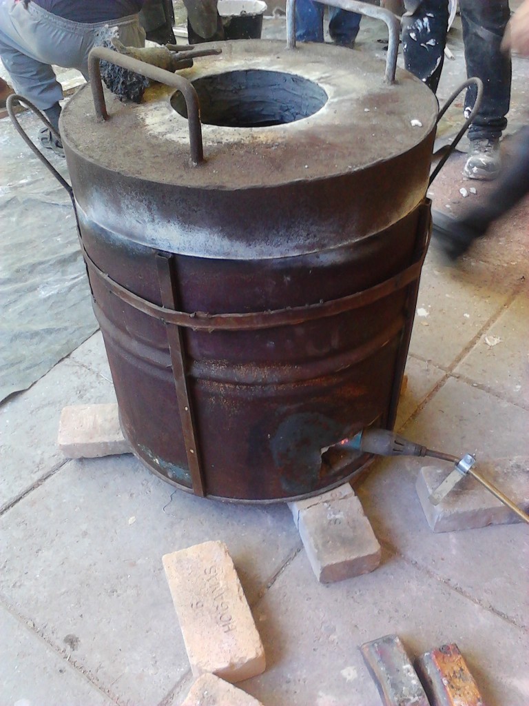 Sitten toinen uuni pystyyn, pronssin sulatusta varten.