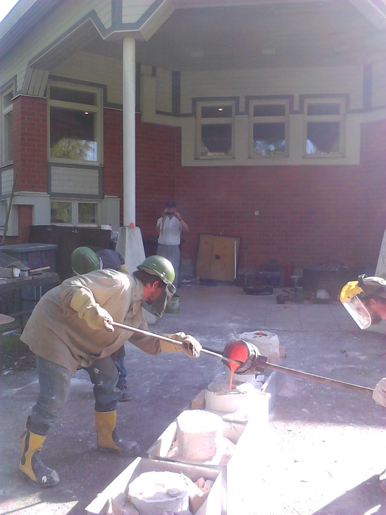 Johon kaadetaan sulaa pronssia.